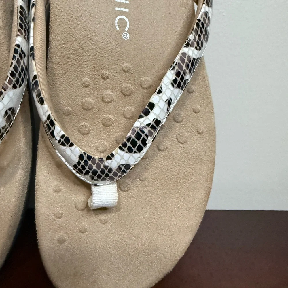 Vionic Tan and Black leopard Patterned Sandals in women’s size 9